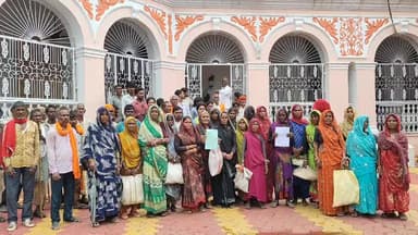 शिवपुरी नगर: मंत्री तक पहुंच का रसूख, कांटे में चुंबक और 10 किलो राशन की कटौती:न्याय की आस में कलेक्ट्रेट पहुंचे पिछोर के तीन गांवों