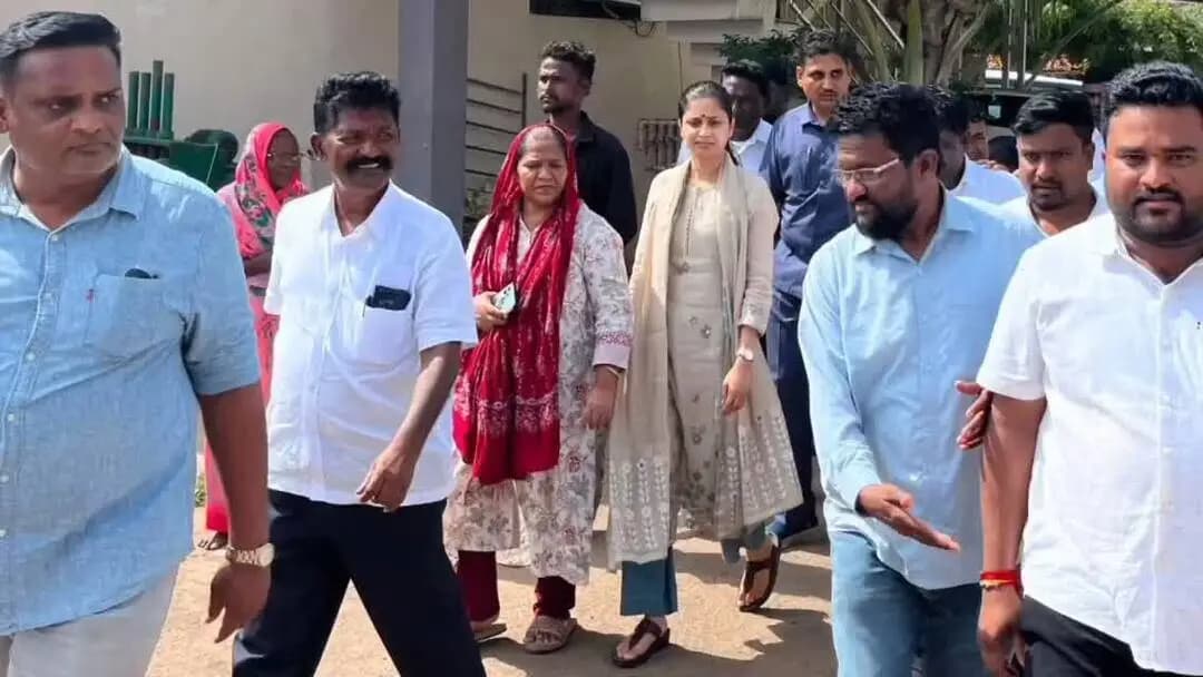 ರಾಯಬಾಗ: ಹಾರುಗೇರಿ ಪಟ್ಟಣದಲ್ಲಿ ವಿವಿಧ ಅಭಿವೃದ್ಧಿ ಕಾಮಗಾರಿಗಳಿಗೆ ಚಾಲನೆ ನೀಡಿದ ಸಂಸದೆ ಪ್ರಿಯಾಂಕಾ ಜಾರಕಿಹೊಳಿ