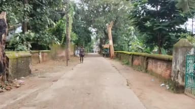 गुमला: पैर में लोहे की बेड़ी और ताला लगाकर शहर में घूमता मिला युवक, लोगों में चर्चा