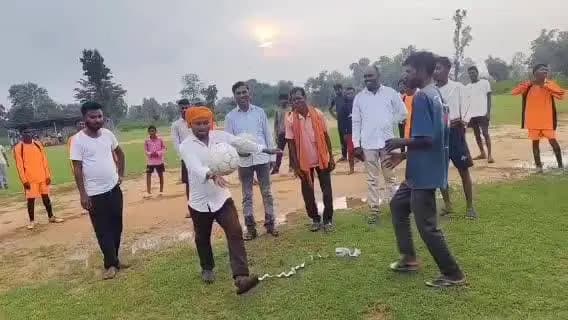 रामगढ़: नावाडीह में खस्सी फुटबॉल टूर्नामेंट का आयोजन, ओपनिंग मैच में नावाडीह बीएसएनल ने दर्ज की जीत