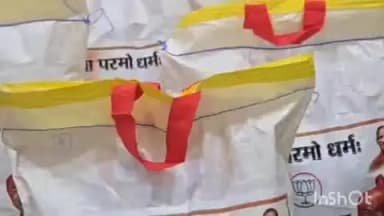 दातागंज: दातागंज तहसील क्षेत्र के बाढ़ प्रभावित गांव में शैलेश पाठक ने स्टीमर से राहत सामग्री का वितरण किया