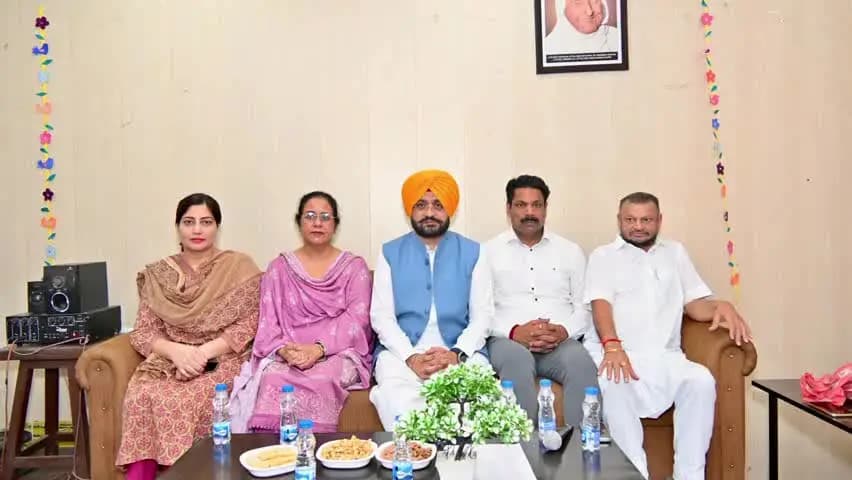 ਲੁਧਿਆਣਾ ਪੂਰਬੀ: ਕੈਬਨਿਟ ਮੰਤਰੀ ਤਰਨਪ੍ਰੀਤ ਸਿੰਘ ਸੋਂਧ ਨੇ ਖੰਨਾ ਵਿੱਚ 28 ਆਂਗਣਵਾੜੀ ਹੈਲਪਰਾਂ ਨੂੰ ਵੰਡੇ ਨਿਯੁਕਤੀ ਪੱਤਰ: