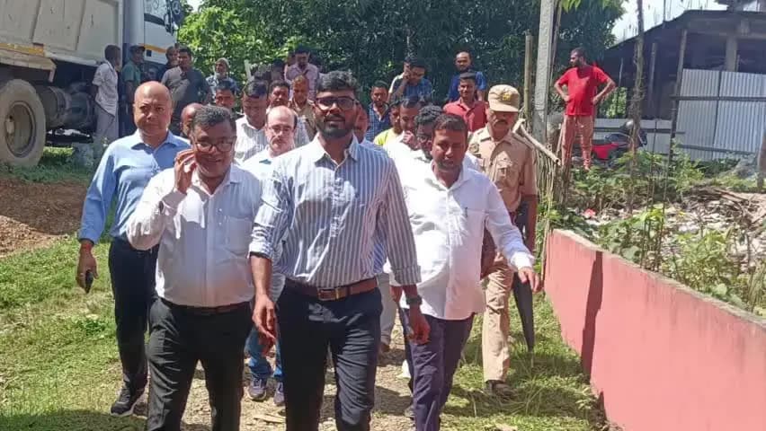 শিলচর: মধুরাঘাট সেতুর দুই প্রান্ত পরিদর্শন করেন কাছাড়ের জেলাকমিশনার