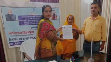 चेनारी: चेनारी के 9 लाभार्थियों के चेहरे पर लौटी मुस्कान, 1 को मिली स्वीकृति, 3 को शुभकामना और 5 को मिली पक्के मकान की चाबी