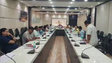 ଦେବଗଡ: ଜିଲ୍ଲାପାଳଙ୍କ କାର୍ଯ୍ୟାଳୟ ସମ୍ମିଳନୀ କକ୍ଷରେ ମାସିକ ରାଜସ୍ୱ ସମୀକ୍ଷା ବୈଠକ ଅନୁଷ୍ଠିତ