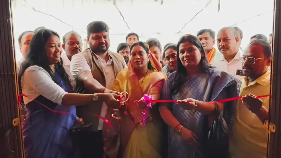 सामुदायिक स्वास्थ्य केंद्र बरमकेला में विधायक उत्तरी जांगड़े एवं कलेक्टर पद्मिनी भोई साहू ने 10 बिस्तरीय आदर्श सुपोषण केंद्र (एनआरसी) का शुभारंभ किया। यहां कुपोषित बच्चों को उपचार, पौष्टिक आहार एवं स्वास्थ्य सुविधाएं मिलेंगी। कलेक्टर ने अस्पताल का निरीक्षण कर बेहतर स्वास्थ्य सेवाओं के निर्देश दिए।