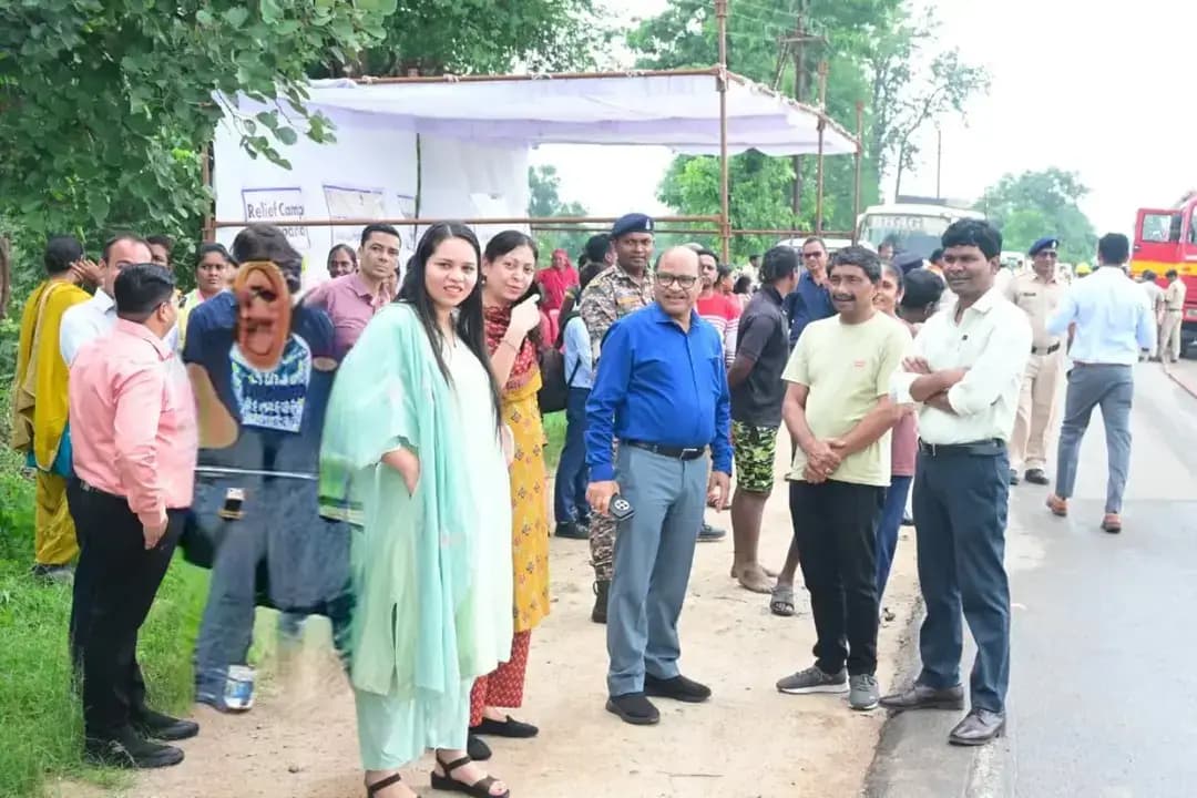 स्तरीय मॉक ड्रिल के माध्यम से आपदा की स्थिति में त्वरित एवं प्रभावी प्रतिक्रिया की तैयारियों को परखा गया। डोंगरीगांव के समीप राष्ट्रीय राजमार्ग पर LPG गैस वाहन एवं मिनी ट्रक की टक्कर से गैस रिसाव एवं ब्लास्ट की काल्पनिक स्थिति निर्मित कर राहत एवं बचाव कार्यों का अभ्यास किया गया।
कलेक्टर श्री बीएस उइके की उपस्थिति में आयोजित अभ्यास में विभिन्न विभागों के बीच समन्वय, संसाधनों की उपलब्धता, त्वरित प्रतिक्रिया तथा प्रभावित क्षेत्र को सुरक्षित करने की कार्यप्रणाली का प्रदर्शन किया गया।
राष्ट्रीय आपदा प्रबंधन प्राधिकरण के मार्गदर्शन में आयोजित इस मॉक अभ्यास का उद्देश्य आपदा की स्थिति में जनहानि को न्यूनतम करते हुए नागरिकों को समय पर राहत एवं बचाव सेवाएं उपलब्ध कराने की तैयारियों को मजबूत करना है।
#Gariyaband #MockDrill #DisasterManagement #NDMA #आपदा_प्रबंधन मॉक_अभ्यास गरियाबंद
