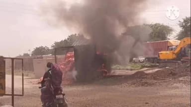 सेंधवा: बड़वानी/सेंधवा के बिजासन घाट में ट्रक में लगी भीषण आग, ड्राइवर-क्लीनर ने कूदकर बचाई जान