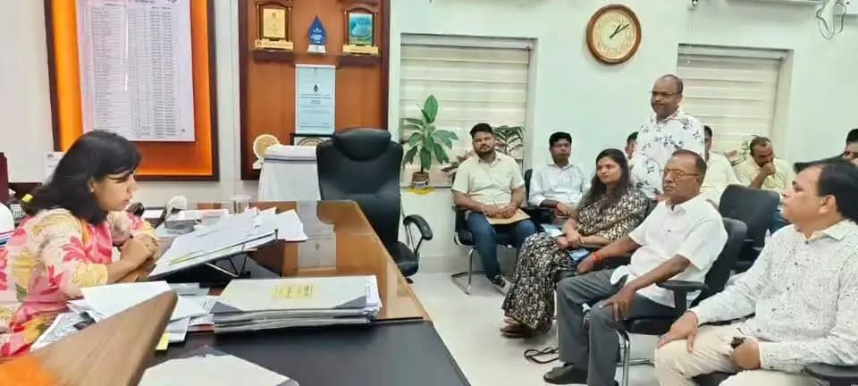 नालंदा में डीएम की अध्यक्षता में ‘उद्योग वार्ता’ कार्यक्रम, उद्यमियों की समस्याओं के त्वरित समाधान के निर्देश।
Samrat Choudhary
CMO Bihar
Information & Public Relations Department, Government of Bihar
Industries Department, Bihar