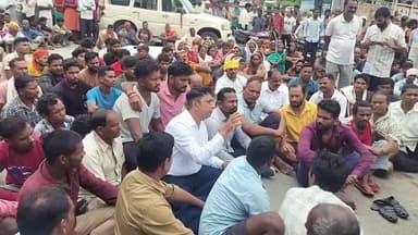 सूरजपुर: सूरजपुर में सिर कटी लाश सड़क पर रखकर प्रदर्शन जारी, बीते 6 घंटे से कर रहे प्रदर्शन