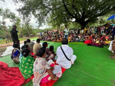 दोरनापाल: सुकमा पुलिस ने भारी बारिश के बीच नदी पार कर अरलमपल्ली गांव में ग्रामीणों की समस्याएं सुनी