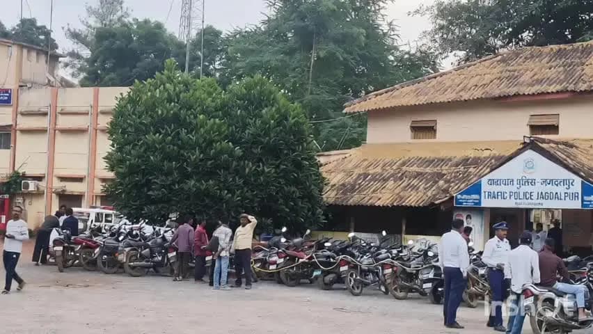 जगदलपुर: ट्रिपलिंग, बिना नंबर प्लेट और मॉडिफाइड साइलेंसर पर ट्रैफिक पुलिस ने कसा शिकंजा