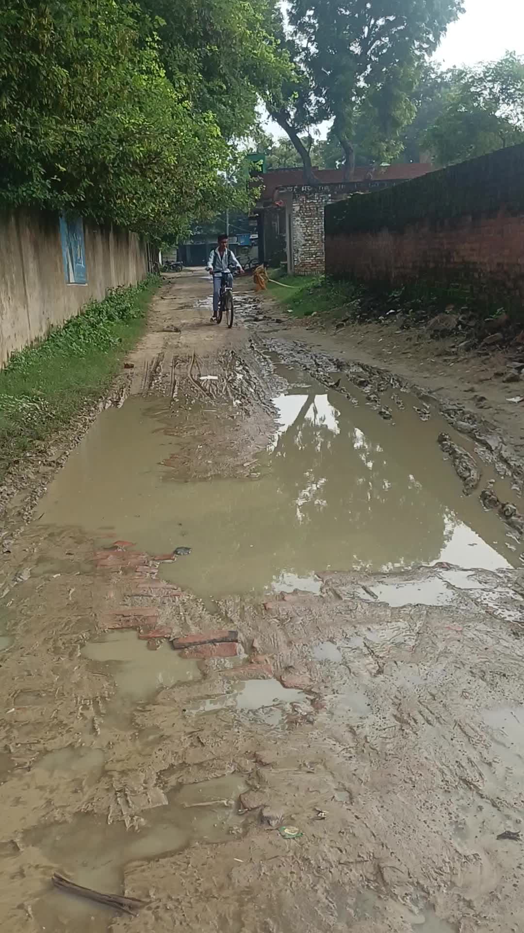 villeg and post sewara milkipur ayodhya utter pardesh me sewara school ke bahut jayda pani bhra hai aane jane dikkt hoti