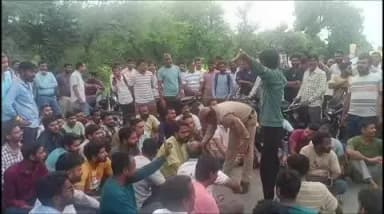 नीमच नगर: सुवा खेड़ा में ग्रामीणों ने हादसे के बाद ट्रैक्टर गायब होने के आरोप में थाने के बाहर सड़क जाम की