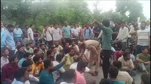नीमच नगर: सुवा खेड़ा में ग्रामीणों ने हादसे के बाद ट्रैक्टर गायब होने के आरोप में थाने के बाहर सड़क जाम की