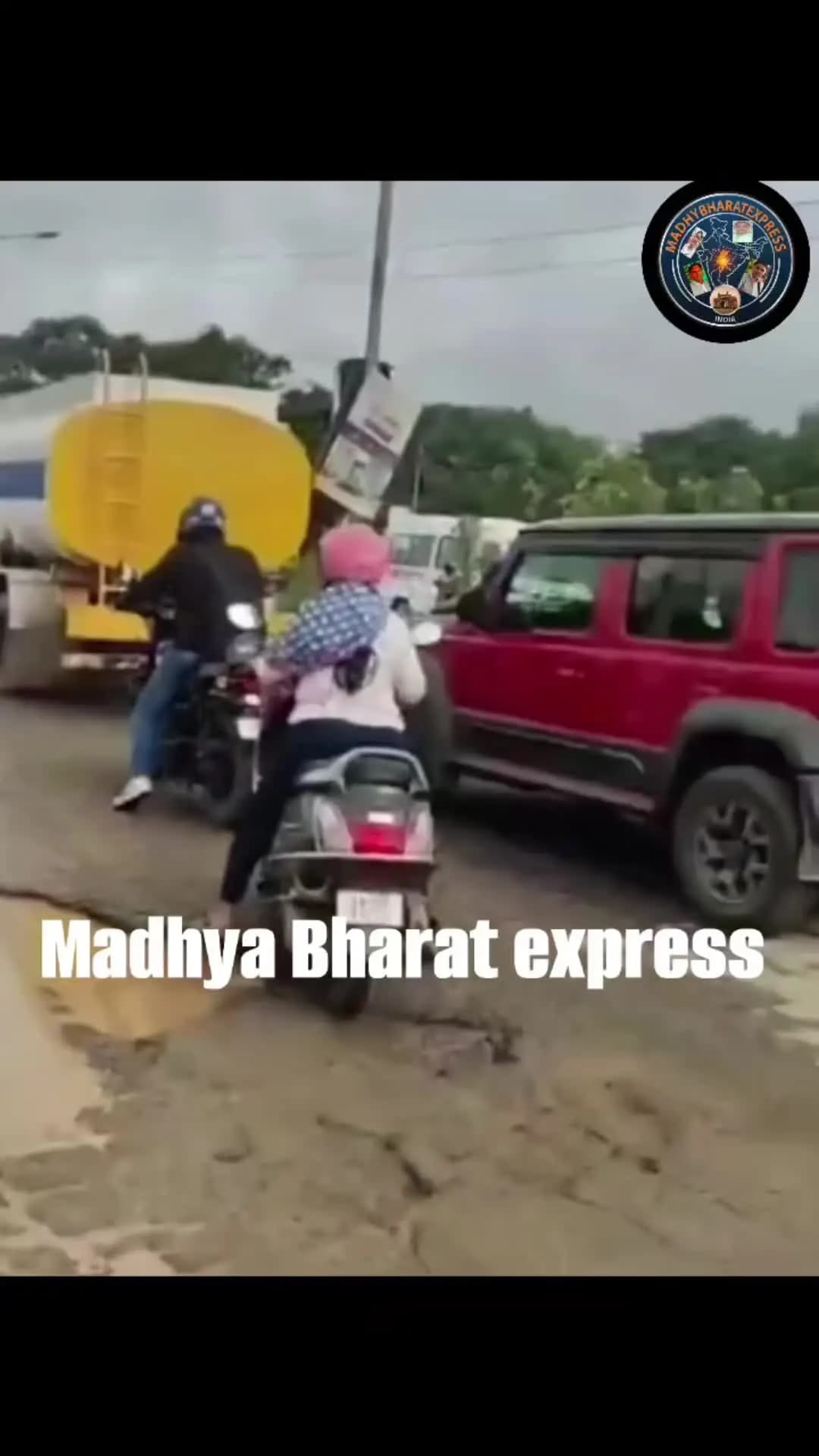 यह वायरल वीडियो बेंगलुरु का है जहां रोड पर गड्ढे की वजह से एक बाइक चालक की जान बची.
अब आप बताइए गलती किसकी थी'
#bangalo