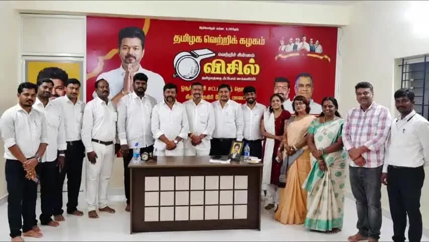 ஓசூர்: தவெக கிருஷ்ணகிரி மேற்கு மாவட்டத்தில் புதியதாக நியமிக்கப்பட்ட அரசு வழக்கறிஞர்கள் தவெக மா.செக்களிடம் வாழ்த்து பெற்றனர்