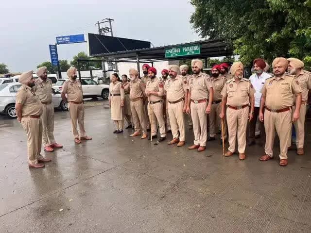 ਬਠਿੰਡਾ: ਰਾਮਪੁਰਾ ਫੂਲ ਵਿਖੇ ਵੱਖ ਵੱਖ ਨਾਕੇ ਤਹਿਤ ਪੁਲਸ ਬਲ ਤਾਇਨਾਤ ਅਮਨ ਕਾਨੂੰਨ ਵਿਵਸਥਾ ਨੂੰ ਲੈਕੇ