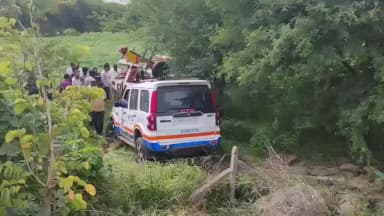 जालना: आरटीओच्या वाहनाची दुचाकीला धडक; ट्रक वर कारवाई करण्यासाठी आरटीओच्या वाहनाला ओव्हरटेक करणे पडले महागात