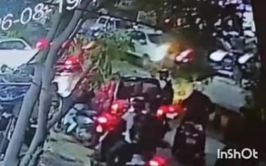आगरा: सेक्टर-12 में मुन्ना लाल स्वीट के पास शराब व्यापारी की कार का पीछा, बाइक सवारों ने तोड़े आगे-पीछे के शीशे, CCTV में कैद