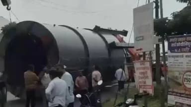 मिरज: कुपवाड एमआयडीसीत भीषण दुर्घटना!, लोखंडी पार्ट वाहून नेणारी क्रेन बनली 'मृत्यूचा सापळा'; दोघांचा मृत्यू