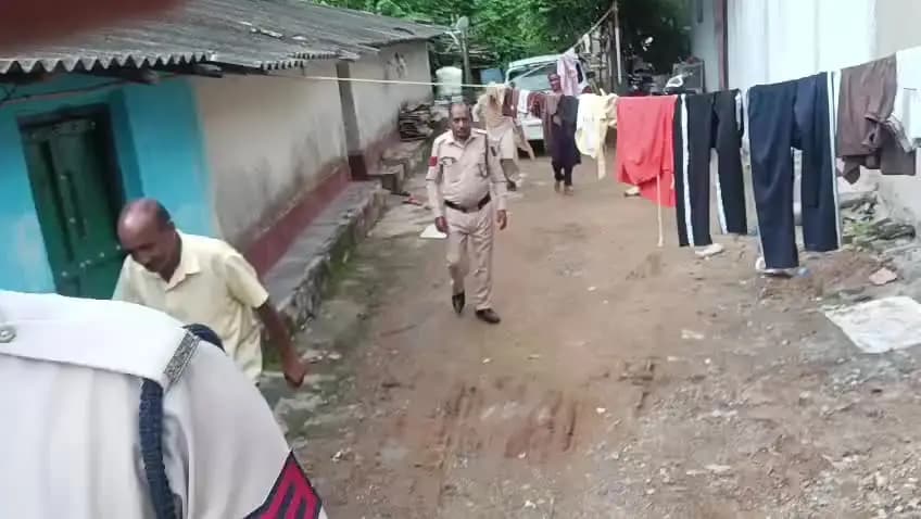 Ambikapur mai Kranti Prakash pur mai abkari vibag ke dwara awedh vassoli krte hue gao walo ne pkda or jach ki mang ki