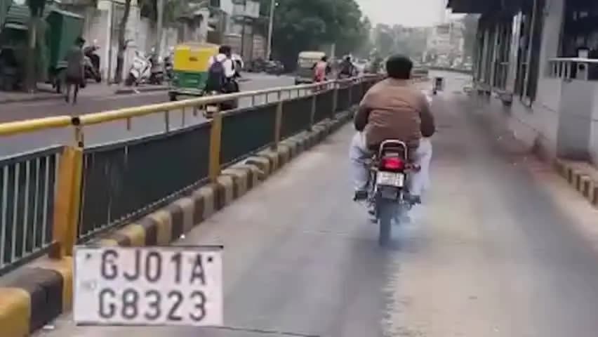 અમદાવાદ શહેર: મજૂરગામ પાસે BRTS રૂટ યુવકે બાઇક પર જોખમી સ્ટંટ કર્યા