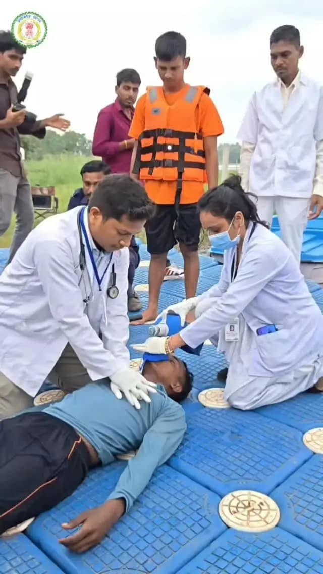 जिले में लगातार हो रही बारिश के बीच बाढ़ जैसी आपात स्थिति से निपटने की तैयारियों को परखने के लिए जिला प्रशासन द्वारा छुईखदान क्षेत्र में बाढ़ आपदा प्रबंधन की मॉकड्रिल आयोजित की गई। मॉकड्रिल के दौरान जिला बाढ़ आपदा नियंत्रण कक्ष को सूचना दी गई कि बाढ़ के कारण प्रभावित लोगों को ले जा रही नाव पलट गई है और चार लोग पानी में फंस गए हैं। सूचना मिलते ही जिला प्रशासन ने त्वरित कार्रवाई करते हुए राहत एवं बचाव दलों को घटनास्थल के लिए रवाना किया।
भारतीय मौसम विज्ञान विभाग से विभिन्न संचार माध्यमों के जरिए प्राप्त भारी वर्षा एवं बाढ़ की चेतावनी को देखते हुए जिला, अनुविभाग एवं तहसील स्तर पर संचालित बाढ़ आपदा राहत केन्द्रों को पहले से ही सतर्क किया गया था। इसी दौरान छुईखदान बाढ़ आपदा नियंत्रण कक्ष से जिला बाढ़ आपदा नियंत्रण कक्ष को सूचना दी गई कि बाढ़ के कारण नाव पलट गई है और प्रभावित लोगों को तत्काल बचाव की आवश्यकता है।
सूचना प्राप्त होते ही जिल