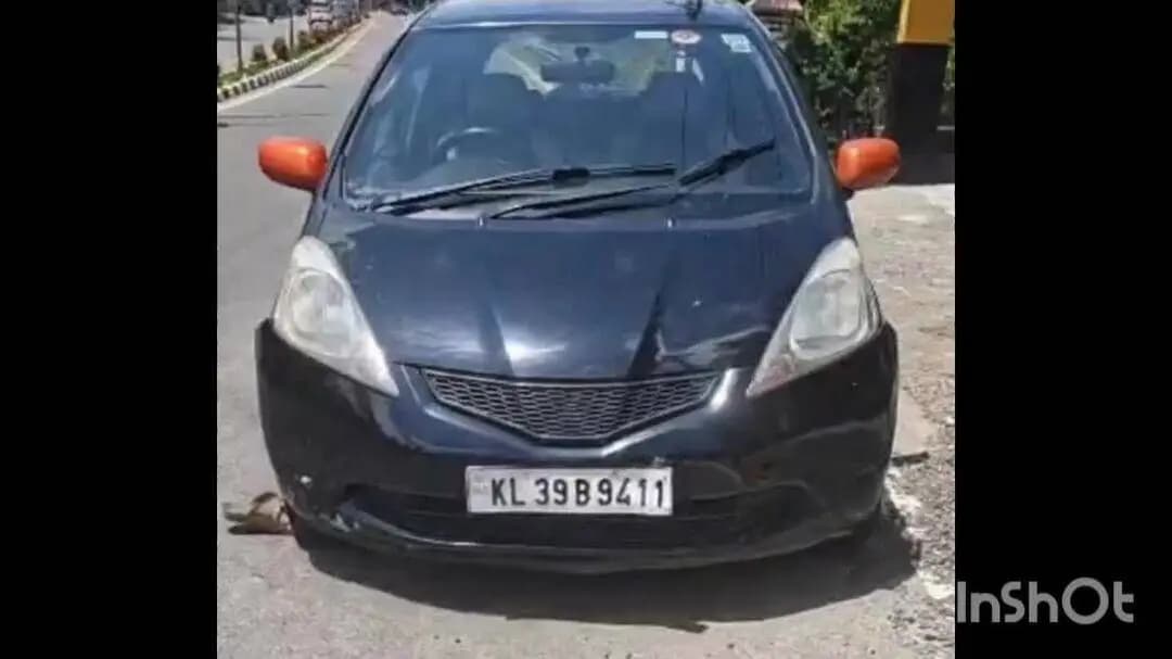 കോട്ടയം: കുറിച്ചിയിൽ സ്കൂട്ടറും ബൈക്കും കൂട്ടിയിടിച്ച് കാറിനടിയിലേക്ക് വീണ യുവാവിന് ഗുരുതര പരിക്ക്