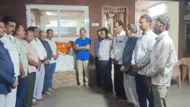 बड़वानी: अंजड में कांग्रेसी कार्यकर्ताओं ने पूर्व प्रधानमंत्री राजीव गांधी के योगदान को याद करते हुए पुष्पांजलि अर्पित की