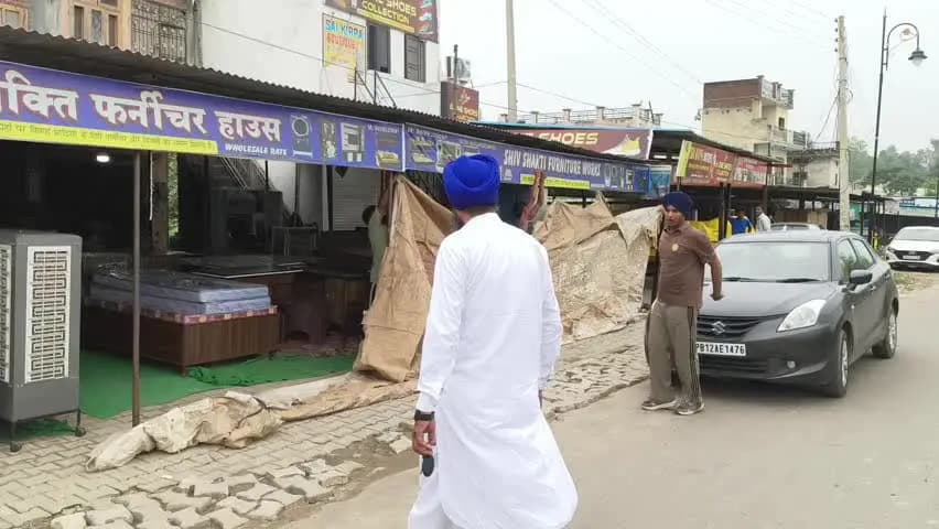 ਆਨੰਦਪੁਰ ਸਾਹਿਬ: ਬੰਦ ਦੇ ਦਿੱਤੇ ਗਏ ਸੱਦੇ ਦੇ ਬਾਵਜੂਦ ਖੁੱਲੀਆਂ ਦੁਕਾਨਾਂ ਨੂੰ ਭਾਰਤੀ ਕਿਸਾਨ ਮਜ਼ਦੂਰ ਯੂਨੀਅਨ ਦੇ ਪ੍ਰਧਾਨ ਡਾਕਟਰ ਸ਼ੇਰਾ ਨੇ ਕਰਵਾਇਆ ਬੰਦ