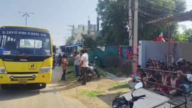 తొర్రూర్: తృటిలో తప్పిన స్కూల్ బస్సు ప్రమాదం.. యాజమాన్యం నిర్లక్ష్యంపై ఆగ్రహం