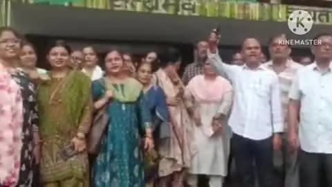 हमीरपुर: कार्यालय बेसिक शिक्षा अधिकारी परिसर में शिक्षक संघ ने भ्रष्टाचार के खिलाफ किया प्रदर्शन