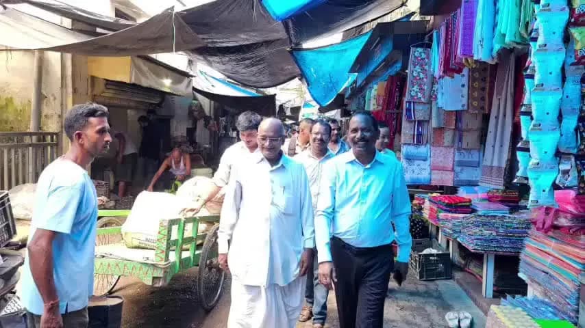 তিনিচুকীয়া: সদৰৰ মুখ্য শাক-পাচলি বজাৰত মাকুম সমষ্টিৰ বিধায়ক সঞ্জয় কিষানে উপস্থিত হৈ ব্যৱসায়ীসকলৰ সৈতে মত বিনিময়