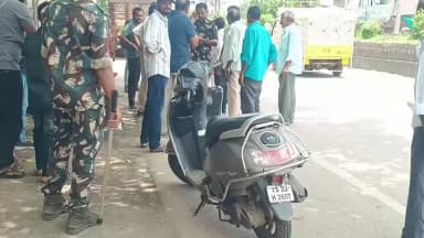 పెద్దపల్లి: ద్విచక్ర వాహనాన్ని ఢీ కొట్టిన లారీ తప్పిన భారీ ప్రమాదం