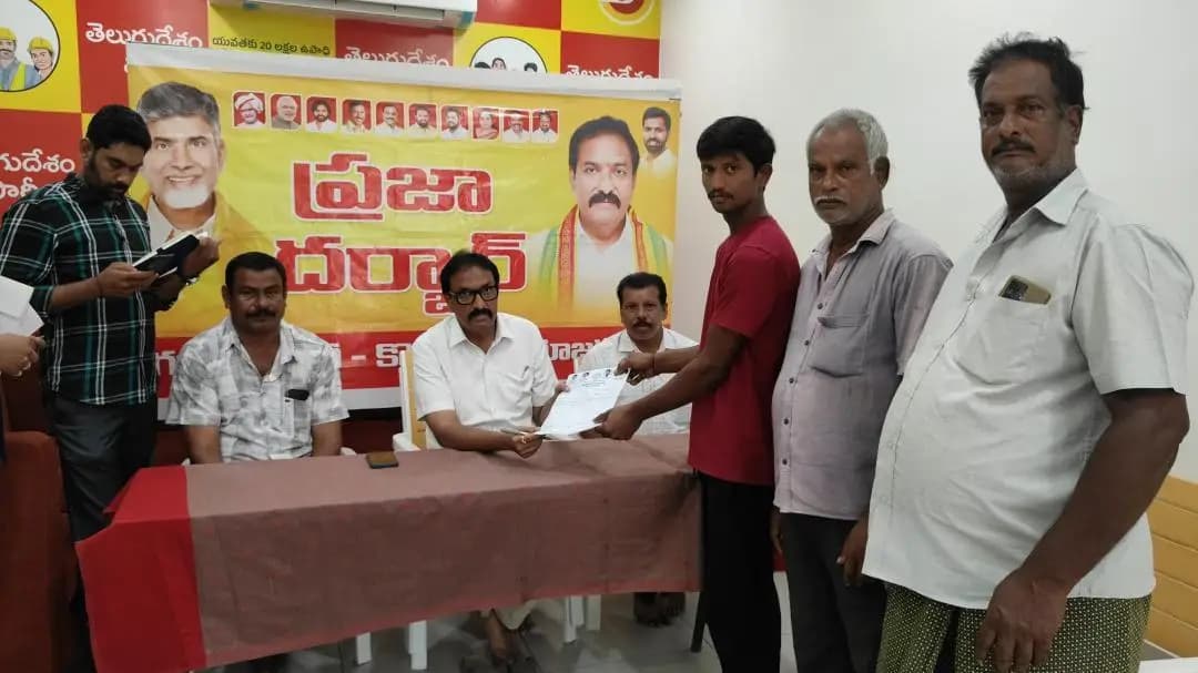 అమలాపురం: కొత్తపేట: ప్రజాదర్బార్లో ప్రజల సమస్యలను స్వీకరించిన ఎమ్మెల్యే సత్యానందరావు