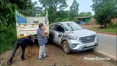 ନବରଙ୍ଗପୁର ପୋଲିସ ଷ୍ଟେସନ: ନୀଳାଦ୍ରିଗୁଡା ନିକଟରେ ରାସ୍ତା କଡ଼ରେ ଛିଡା ହୋଇଥିବା ପିକ ଅପକୁ ଧକ୍କା ଦେଲା କାର, ଅଳ୍ପକେ ବର୍ତିଲେ ଚାରି ଜଣ ଯାତ୍ରୀ