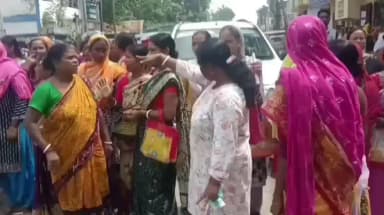 তুফানগঞ্জ ১: অন্নপূর্ণা ভাণ্ডারের টাকা না পেয়ে শুক্রবার ফের তুফানগঞ্জ বিডিও অফিসে র সামনে রাজ্য সড়ক অবরোধ মহিলাদের