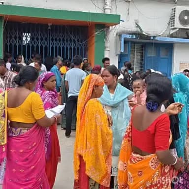 শীতলকুচি: অন্নপূর্ণা যোজনার টাকা না পেয়ে শীতলকুচি বিডিও অফিসে মহিলাদের ভিড়