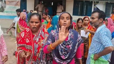 মানবাজার ১: অন্নপূর্ণা যোজনায় টাকা না পেয়ে মানবাজার-১ নং ব্লক অফিসে ব্যাপক বিক্ষোভ এলাকার মহিলাদের
