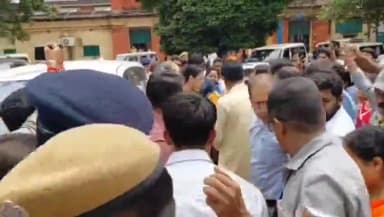 মেদিনীপুর: প্রশাসনিক বৈঠকে উপস্থিত হয়েছিলেন মন্ত্রী অগ্নিমিত্রা পাল, ঘিরে ধরলেন অন্নপূর্ণা আবেদনকারীরা