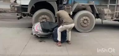 ठाणे: काशिमिरा परिसरामध्ये ट्रकखाली दुचाकी आल्याने भीषण अपघात, सुदैवाने हेल्मेट मुळे दुचाकी स्वर बचावला