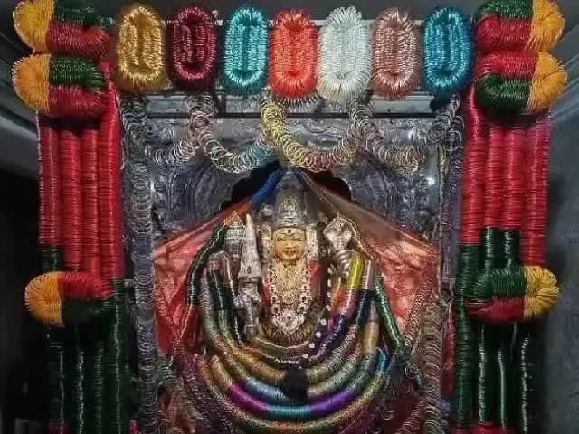 విజయనగరం అర్బన్: వరలక్ష్మీ వ్రతం సందర్బంగా చీపురుపల్లిలో గాజుల అలంకరణలో కనకమహాలక్ష్మి అమ్మవారు