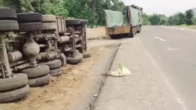 ନୂଆପଡା: ଧାମନପୁରୀ ଛକ ଠାରେ ଏକ ମାଳ ବୋଝେଇ ଟ୍ରକ ଭାରସାମ୍ୟ ହରାଇ ଓଲଟିଲା, ଅଳ୍ପକେ ବର୍ତ୍ତିଲେ ଡ଼୍ରାଇଭର