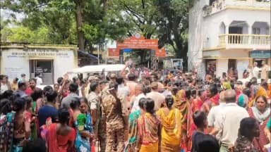 গোপীবল্লভপুর ১: অন্নপূর্ণা ভান্ডারের টাকার দাবীতে গোপীবল্লভপুর ১ নম্বর ব্লক অফিসে মহিলাদের প্রবল বিক্ষোভ,ঘটনাস্থলে পুলিশ