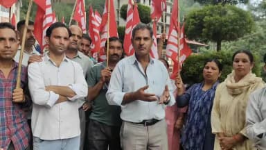 सोलन: सोलन में मजदूरों के शोषण का आरोप, वेतन भुगतान और श्रम अधिकारों को लेकर AITU ने किया प्रदर्शन