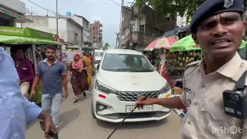 नवादा: अस्पताल रोड में अवैध पार्किंग से जाम, 3 एंबुलेंस भी फंसी, यातायात पुलिस ने वाहनों की तस्वीर खींची और फाइन की कार्रवाई की