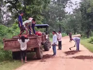 ନୂଆପଡା: ପ୍ରଶାସନ ଶୁଣିଲାନି, ନିଜ ଉଦ୍ୟମରେ ମରାମତି କଲେ ଭରୁଆମୁଣ୍ଡାରୁ ଗୋଧସ ଯିବା ରାସ୍ତାକୁ ଲୋଡ୍ରା ଗ୍ରାମବାସୀ