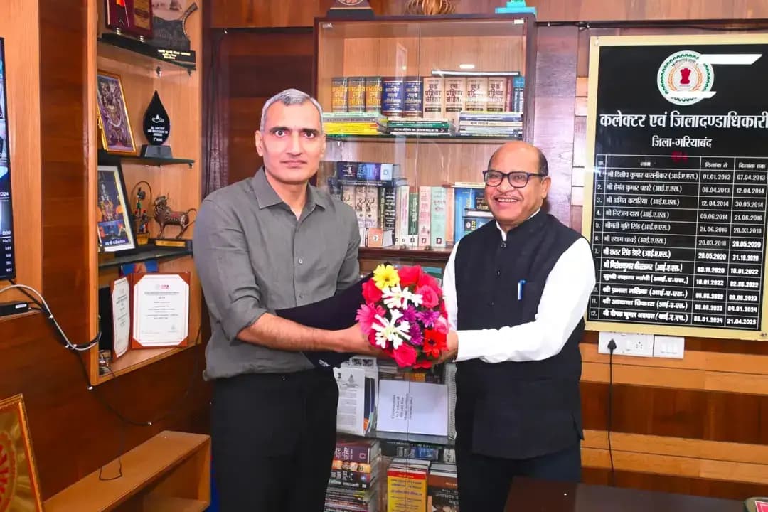 नवनियुक्त कलेक्टर श्री रणबीर शर्मा ने किया पदभार ग्रहण।
गरियाबंद जिले के नवनियुक्त कलेक्टर श्री रणबीर शर्मा ने आज जिला कार्यालय में निवर्तमान कलेक्टर श्री बीएस उइके से कार्यभार ग्रहण किया। 2012 बैच के आईएएस श्री शर्मा गरियाबंद जिले के 14वें कलेक्टर के रूप में पदस्थ हुए हैं।
#Gariyaband #CollectorGariyaband #DistrictAdministration #GoodGovernance