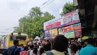 ব্যারাকপুর ২: অন্নপূর্ণা ভান্ডারের টাকা না পাওয়ায় বিরাটি স্টেশনে রেল অবরোধ, চরম দুর্ভোগ নিত্যযাত্রীদের